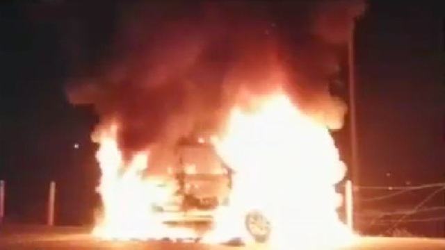 धू-धू कर जली कार…