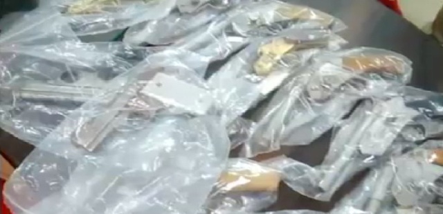 2 हथियार तस्करों से 11 कट्टे, 2 पिस्टल, 2 अधिया और 20 कारतूस जप्त