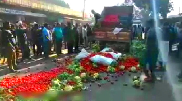 सूरजपुर: घटते सब्जियों के दाम से परेशान किसान, सड़क पर सब्जियां फेंककर जताया विरोध