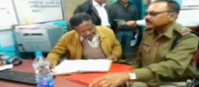 बैंक मेनेजर ने बदले 75 लाख के पुराने 1,000 और 500 के नोट, मामला दर्ज