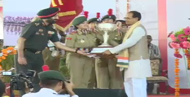 मप्र : गणतंत्र दिवस समारोह में शामिल कैडेटस का मुख्यमंत्री ने किया सम्मान