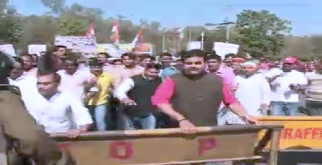 मप्र: कांग्रेस ने घेरा गृह मंत्री का बंगला, पुलिस ने चलाए वाटर केनन झड़पें भी हुई