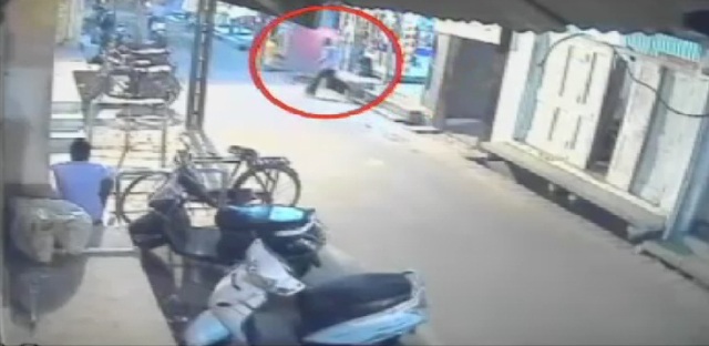 CCTV में कैद हुआ बुजुर्ग महिला से लूट का मामला