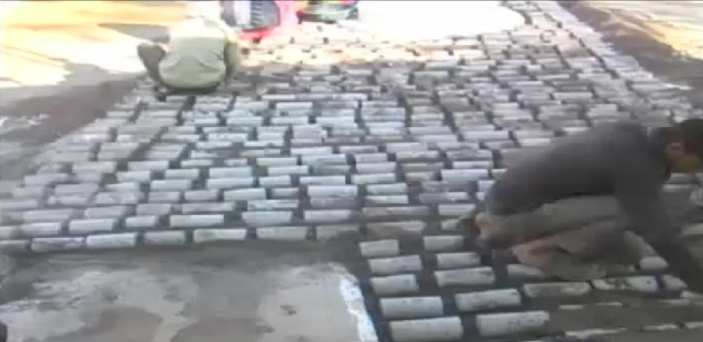 ग्रामिणों की मदद से तैयार हो रही सड़क