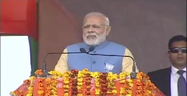मोदी ने कहा यहां दंगों का करोबार चल रहा है, राहुल बोले युवाओं से घबरा रहे पीएम
