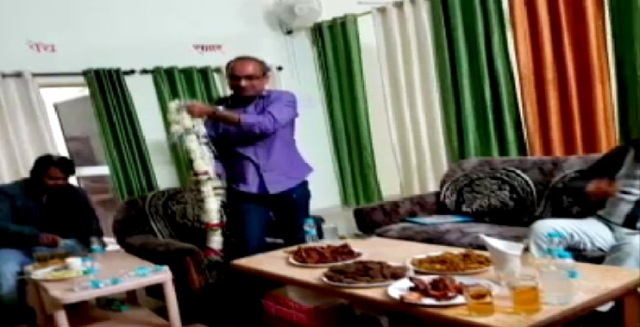 सरकारी गेस्ट हाउस में शराब-कबाब पार्टी, तस्वीरें सोशल मीडिया में वायरल