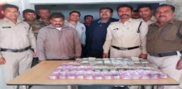 48 की लाख नगदी के साथ तीन गिरफ्तार