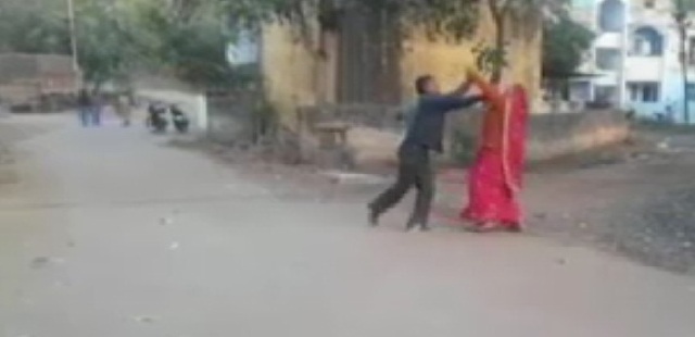 पत्नी ने पति की चप्पलों से की पिटाई