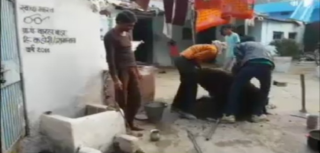 देखिए तीन शौचालय में एक गड्डे से लाखों का घोटाला