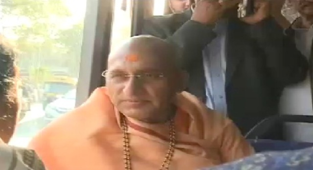 स्वामी अवधेशानंद गिरी ने सिटी बस से की यात्रा, पब्लिक ट्रांसपोर्ट को बढ़ावा देने का मकसद