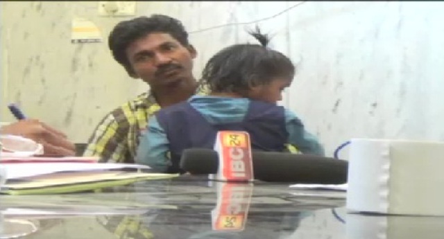 IBC24 की खबर का असर, पेड़ के नीचे जिंदगी गुजार रही दिव्यांग बच्ची का प्रशासन ने लिया सुध