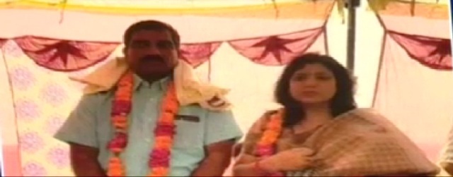 ये आईपीएस अधिकारी ड्यूटी छोड़कर कर रहा चुनाव प्रचार