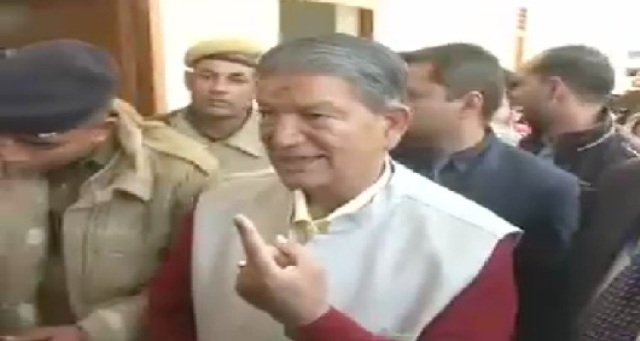 उत्तराखंड: सीएम हरीश रावत ने मतदान कर अपनी जीत का दावा किया