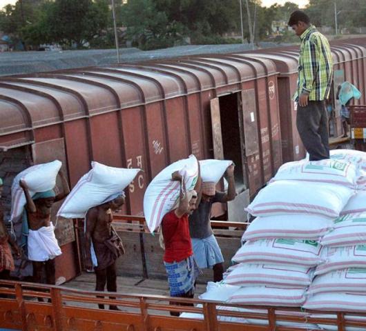 देश के यूरिया आयात में 36.45 प्रतिशत की कमी, घरेलू उत्पादन भी बढ़ा