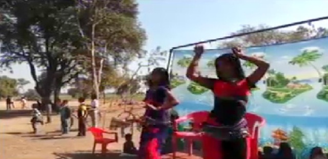 क्रिकेट का जुनून छोटे शहरों में भी, गांव में क्रिकेट के दौरान चीयर लीडर्स का इंतजाम