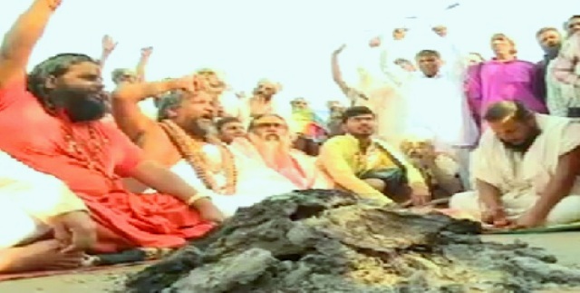 साधु-संतों के आगे नतमस्तक सरकार