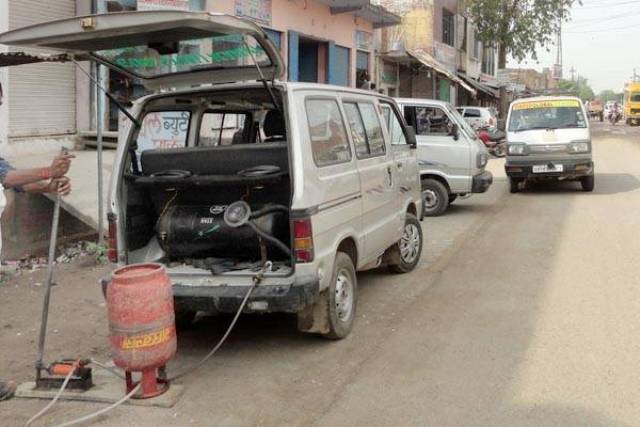 गैस रिफिलिंग का गोरखधंधा