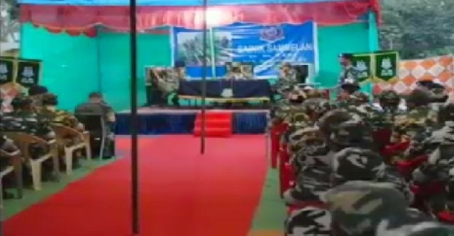 गरियाबंद: बिंद्रानवागढ़ में CRPF की 65वीं बटालियन के जवानों से CRPF DG दुर्गा प्रसाद ने मुलाकात की