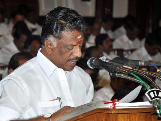 पन्नीरसेल्वम के खेमे ने AIADMK महासचिव शशिकला और 2 संबंधियों को पार्टी से हटाया