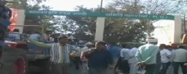 समर्थन मूल्य पर अरहर की खरीद नहीं करने पर किसानों ने किया चक्काजाम