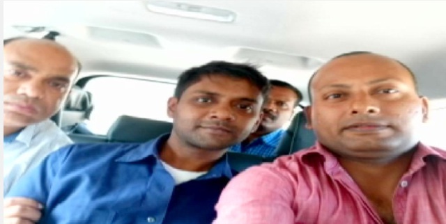 ट्रिपल मर्डर का आरोपी, पुलिस कस्टडी में सेल्फी खींच कर रहा मौज