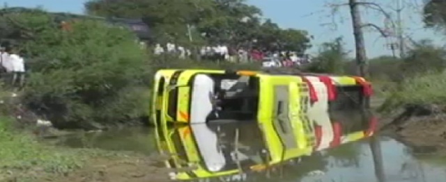 बस गिरी गड्डे में 12 लोग घायल