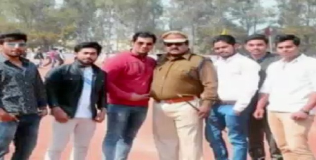 ISI के जासूस के साथ पुलिस अधिकारी का फोटो, सवालों के घेरे में पुलिस महकमा