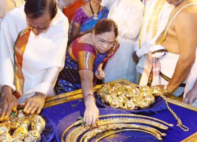 तेलंगाना के CM के.चंद्रशेखर राव ने बालाजी मंदिर में चढ़ाया 5 करोड़ का सोना
