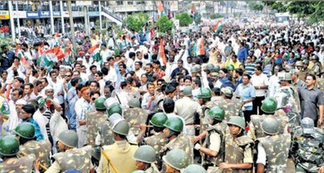 अजीब प्रदर्शन, बीयर की बोतल लेकर पहुंचे कार्यकर्ता जानिए आगे क्या हुआ