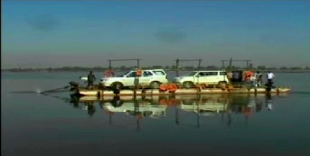 मंत्रीजी ने सुरक्षा को किया दरकिनार, लालबत्ती सहित नांव से किया नर्मदा पार