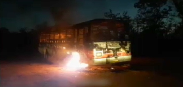 छग: नक्सलियों ने लगाई बस में आग, यात्री सुरक्षित