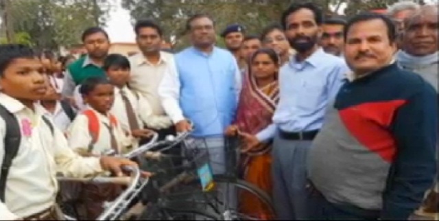 यहां अपात्रों को बांट दी सायकिल, जो पात्र थे वे देखते ही रह गए