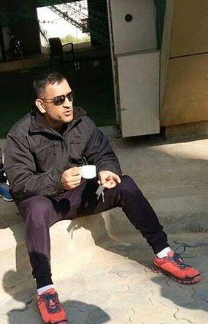 चाय वाला निकला महेन्द्र सिंह धोनी का दोस्त, महान क्रिकेटर ने गले लगाया, पार्टी भी दी