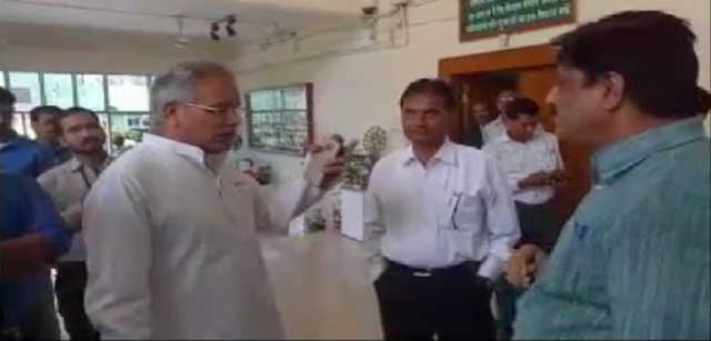 छग: कांग्रेस कमेटी के अध्यक्ष भूपेश बघेल और जल संसाधन विभाग के सचिव के बीच तीखी तकरार