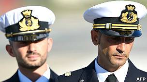 इतालवी नौसैनिकों की सुनवाइयों पर लगाएं रोक