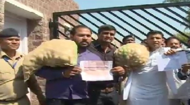 आलू की बोरियां लेकर विधानसभा पहुंचे कांग्रेसी …तो बालूलाल गौर ने कुपोषण मामले में सरकार को घेरा