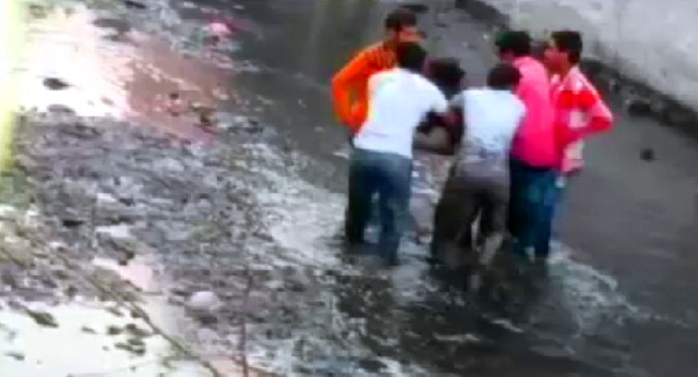 इंदौर में दंपति के साथ जानवरों सा सलूक, बदमाशों ने युवक को नाले में डुबाकर पीटा