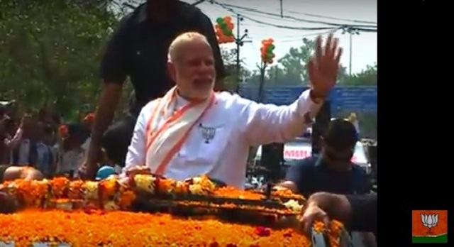 वाराणसी में पीएम मोदी का रोड शो, मोदी ने किए काशी विश्वनाथ के दर्शन