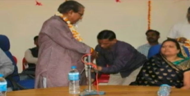 ये तस्वीर… मंत्री के पैरों में नतमस्तक होते प्रशासन की है, जनिए पूरी खबर