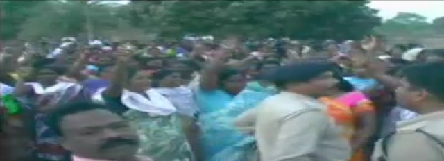 शराब दुकान खुलने का विरोध करने चूल्हा-चौका छोड़ निकली महिलाएं
