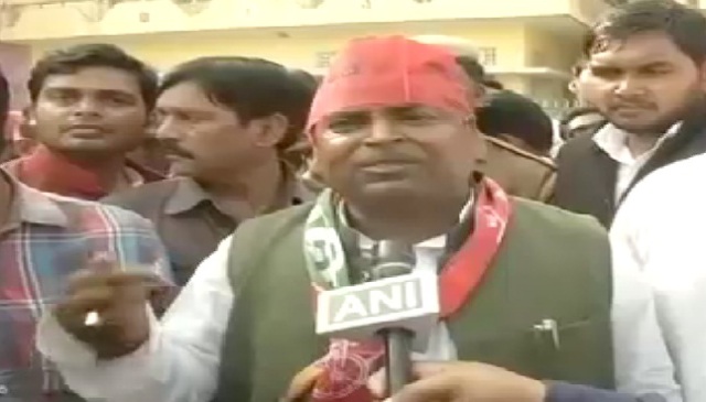 गैंगरेप के आरोपी गायत्री प्रजापति के विदेश भागने की सूचना, देशभर के एयरपोर्टस् पर अलर्ट