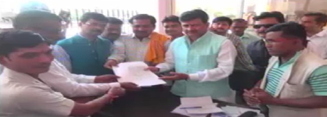 रेल मंत्री के नाम खून से लिखा ज्ञापन सांसद को सौंपा