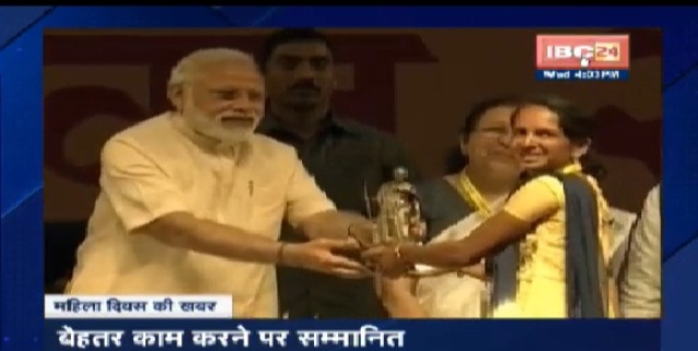 गांधीनगर: पीएम मोदी ने अंतर्राष्ट्रीय महिला दिवस के मौके पर महिलाओं का किया सम्मान
