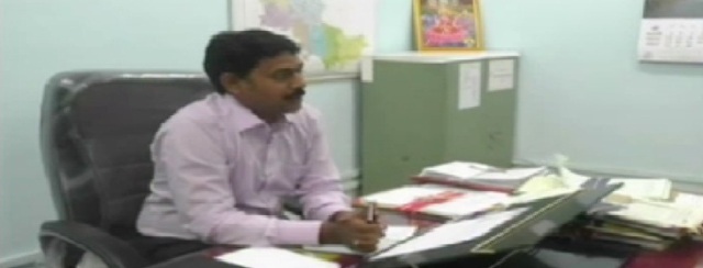 शासकीय कर्मचारी दिखा रहा नियमों को ठेंगा, जेल काटने के बाद भी कर रहा नौकरी