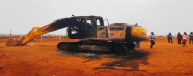 झारखंड की बाॅक्सइड माइंस में नक्सलियों ने जमकर मचाया उत्पाद, पोकलेन फूंकी, फेके दहशत के पर्चे