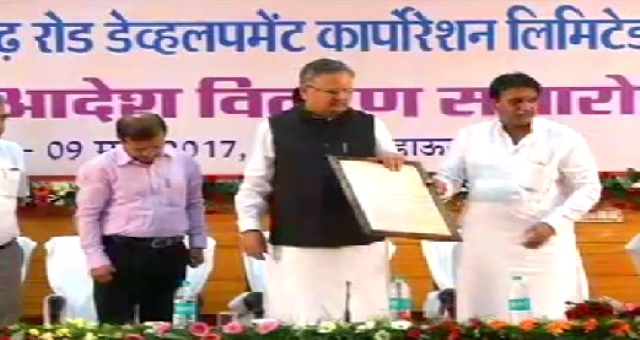 रायपुर: 1 हजार करोड़ की 17 सड़कों के निर्माण के लिए CM रमन ने दिया वर्क ऑर्डर