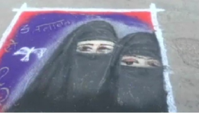 खंडवा: छात्राओं ने रंगोली से उकेरा समाज का दर्द ..तीन तलाक को समाज के लिए बताया अभिशाप