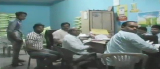 नोटबंदी के दौरान लेन-देन में गड़बडी करने वाली फर्मों पर आयकर का छापा
