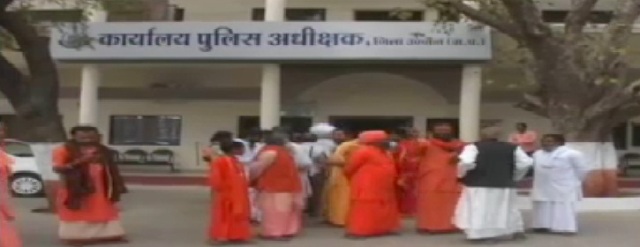 सेक्स स्कैंडल में फंसे पंडित की बढ़ी मुश्किलें, संत समाज कर रहा बहिष्कार