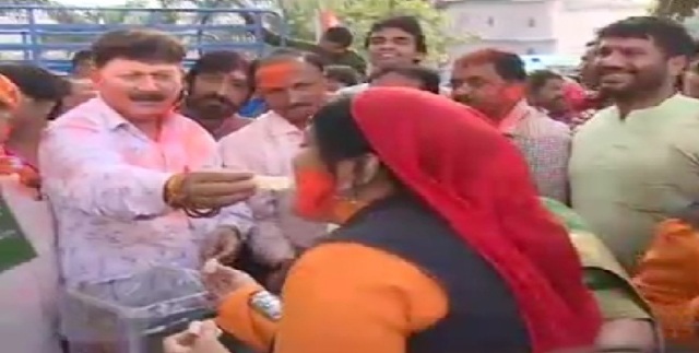 इंदौर में मना यूपी जीत का भगवा जशन